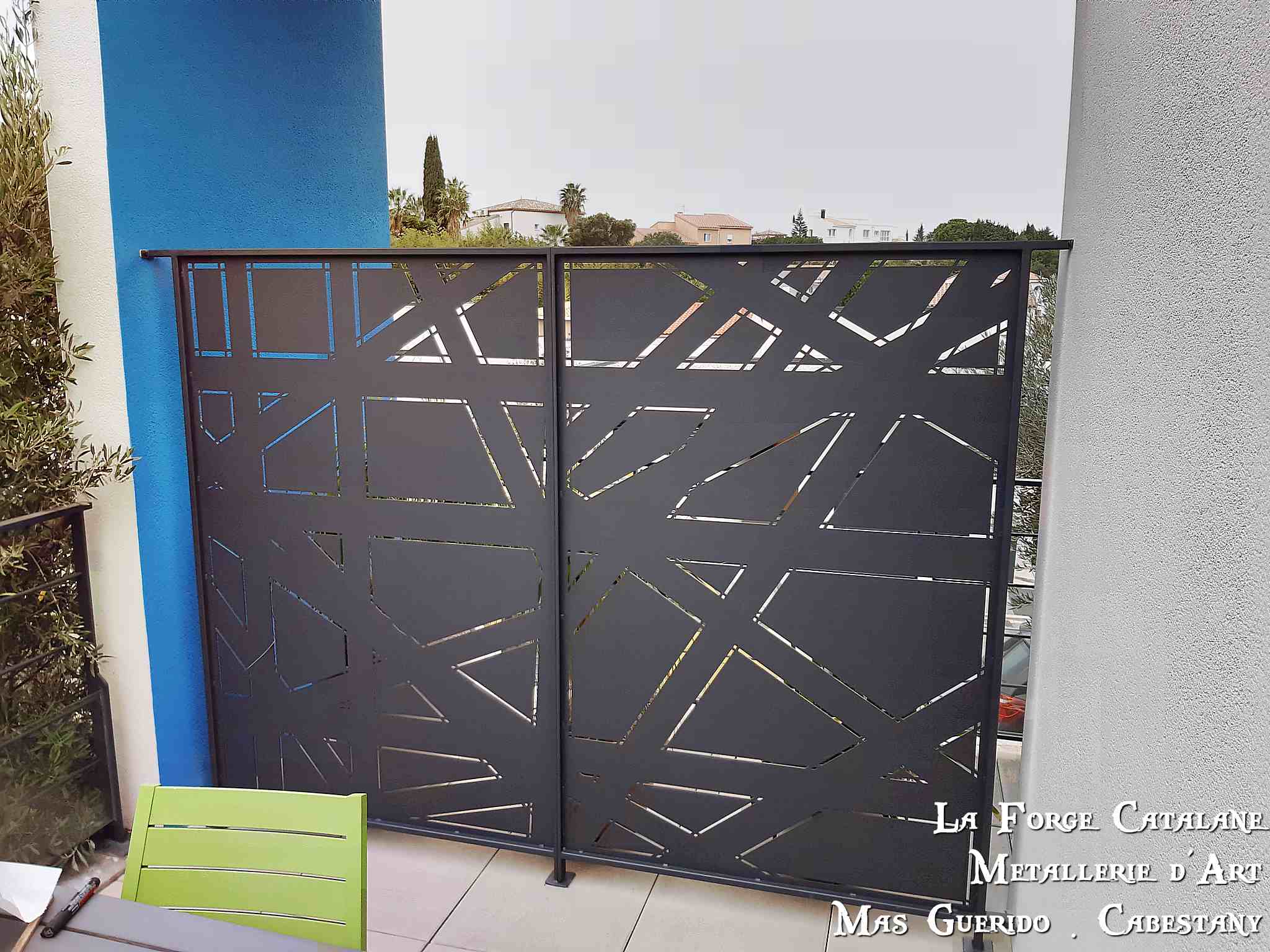 portail double vantaux avec decoupe laser et thermolaquage forge catalane.jpg